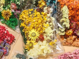 Bolsa con flores y hojas secas 